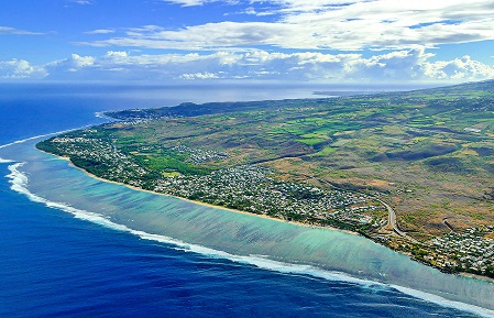 Littoral et lagon d'une zone non interconnectée d'outre-mer, vue aérienne